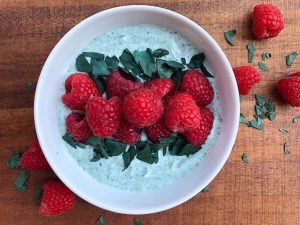 yogurt bowl con spirulina e lamponi