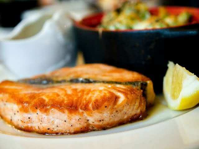 Read more about the article Burger di salmone con patè di olive verdi, zucchine e maionese alla spirulina